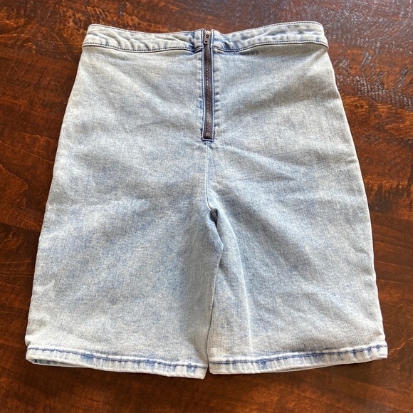 ⭐️𝅺Free w/ Purchase! Wild Fable Acid Wash Denim Biker Shorts Size 2 - Picture 4 of 7